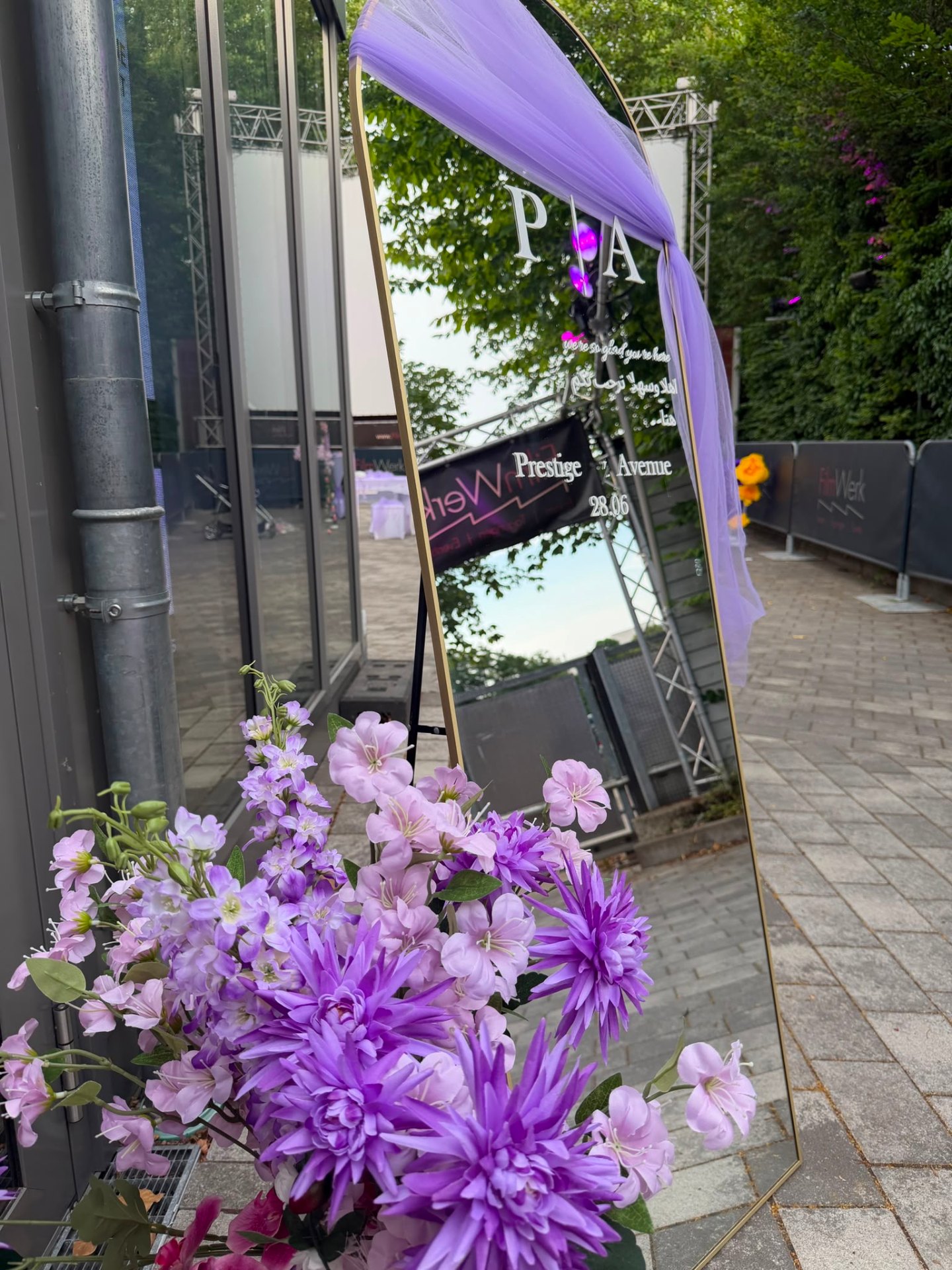 Prestige Avenue Spiegel-Sign mit floraler Deko