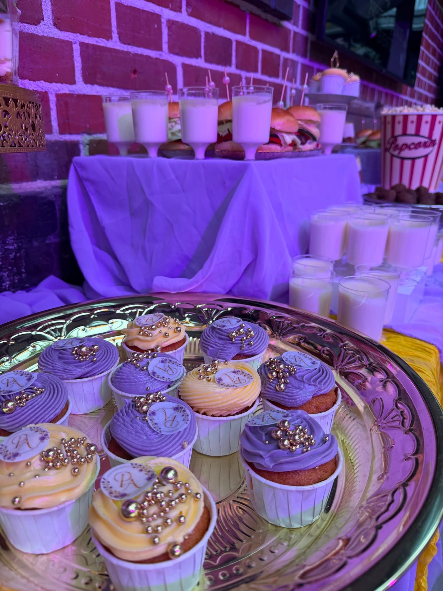 Personalisierte PA-Cupcakes in Lila und Gold